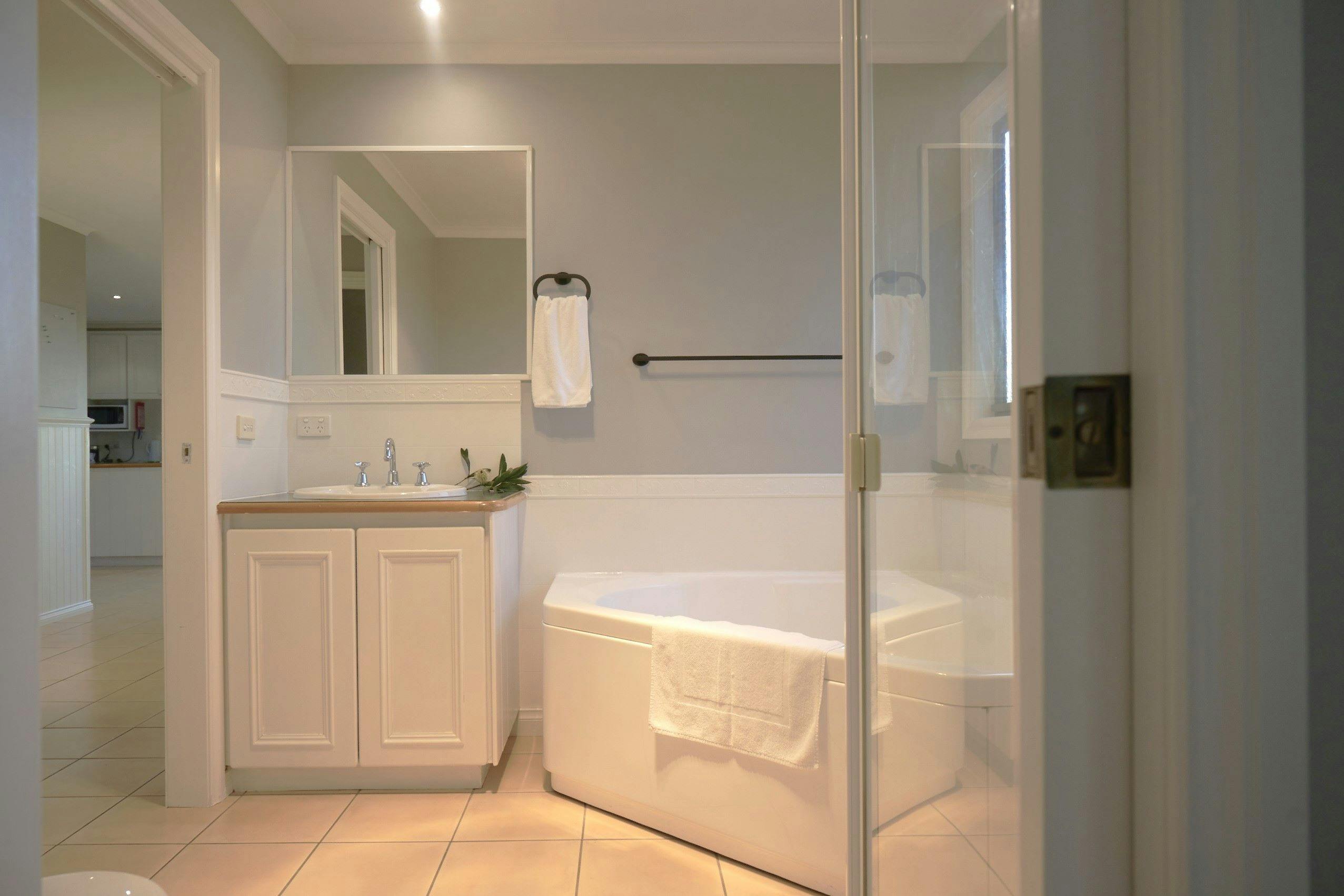 Perfect for relaxation: spa bath and separate shower