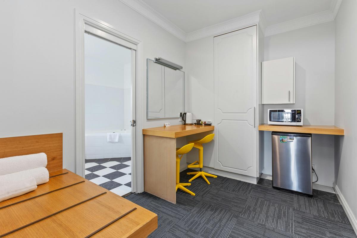 Deluxe queen room with spa bath - kitchenette