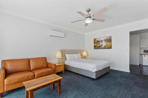 Deluxe queen room with spa bath