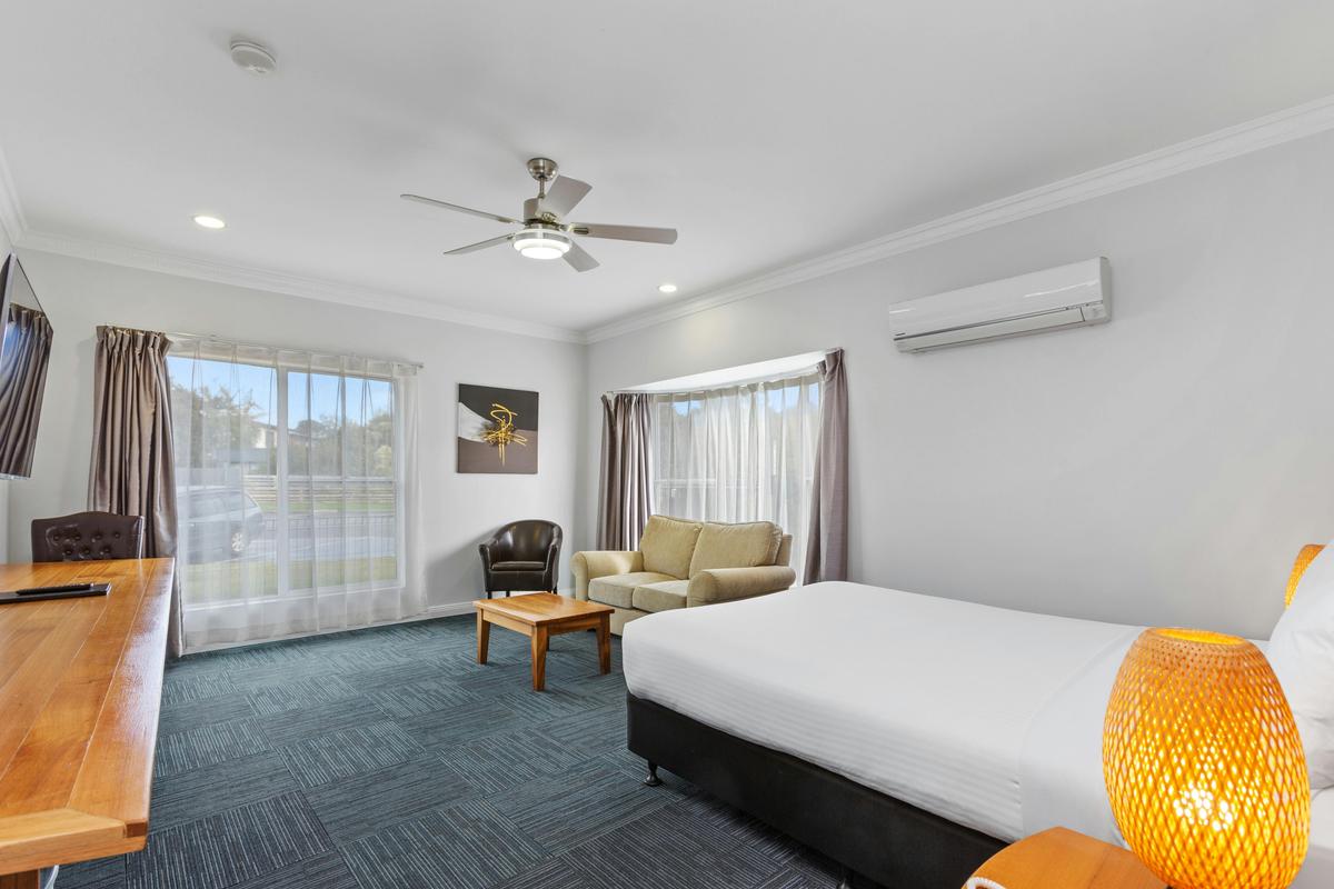 Deluxe queen room with spa bath