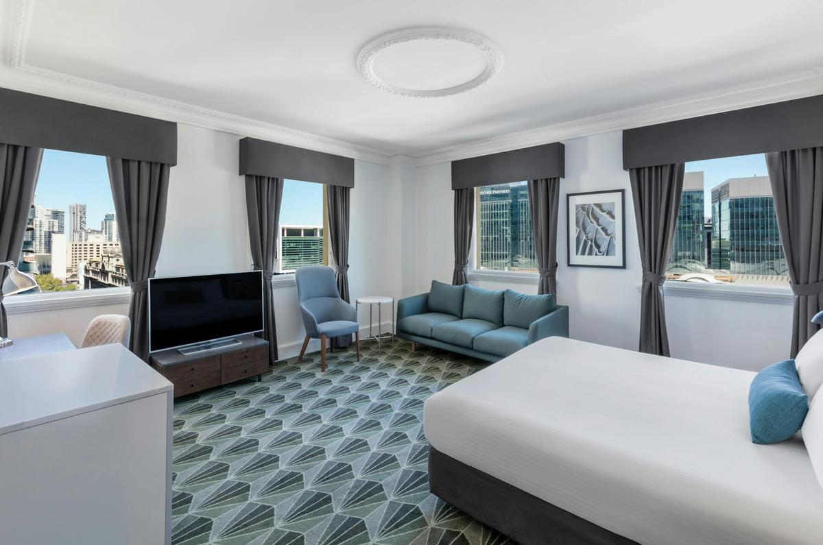 Plaza Zipper guestroom