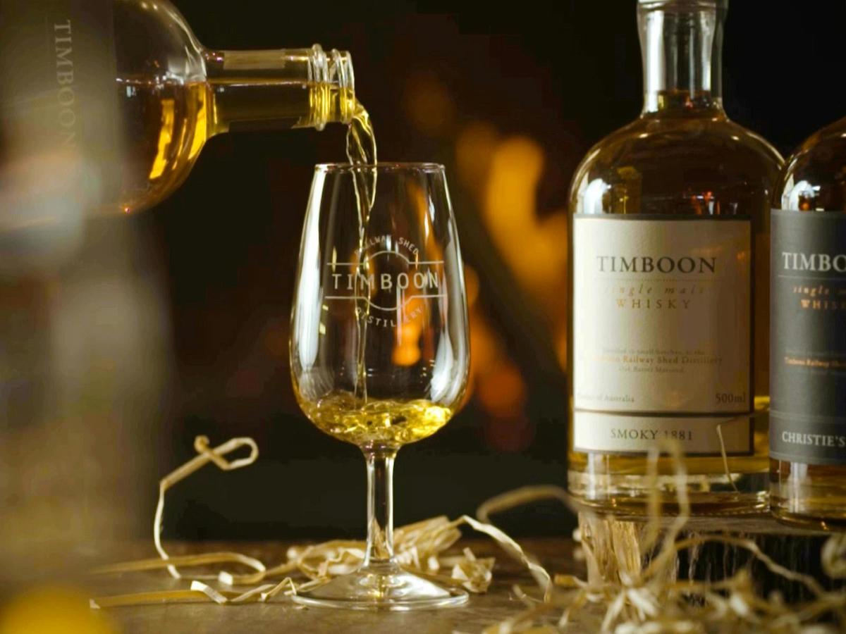 Whisky pouring