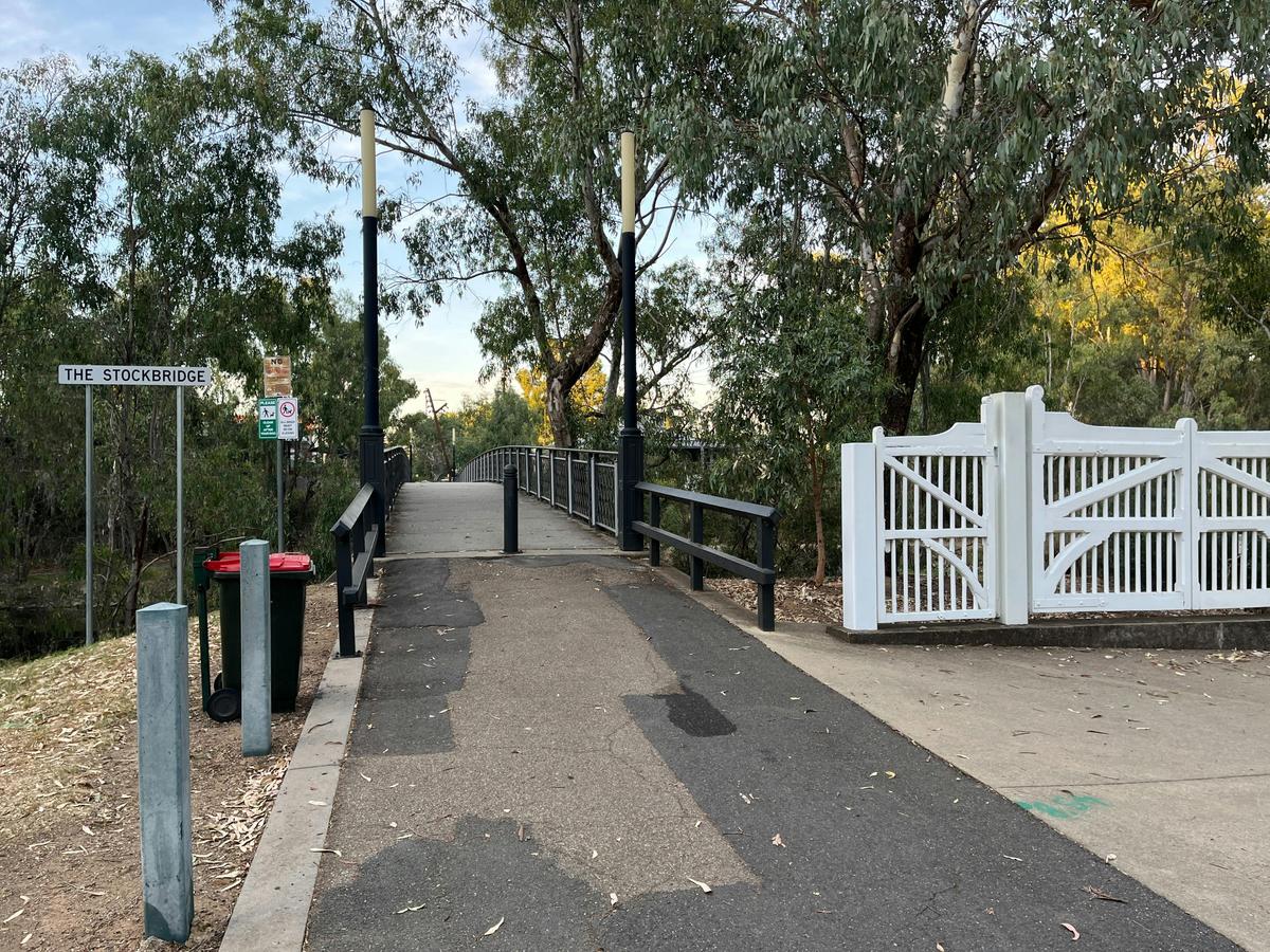 Wangaratta Ovens River pedestrian bridge