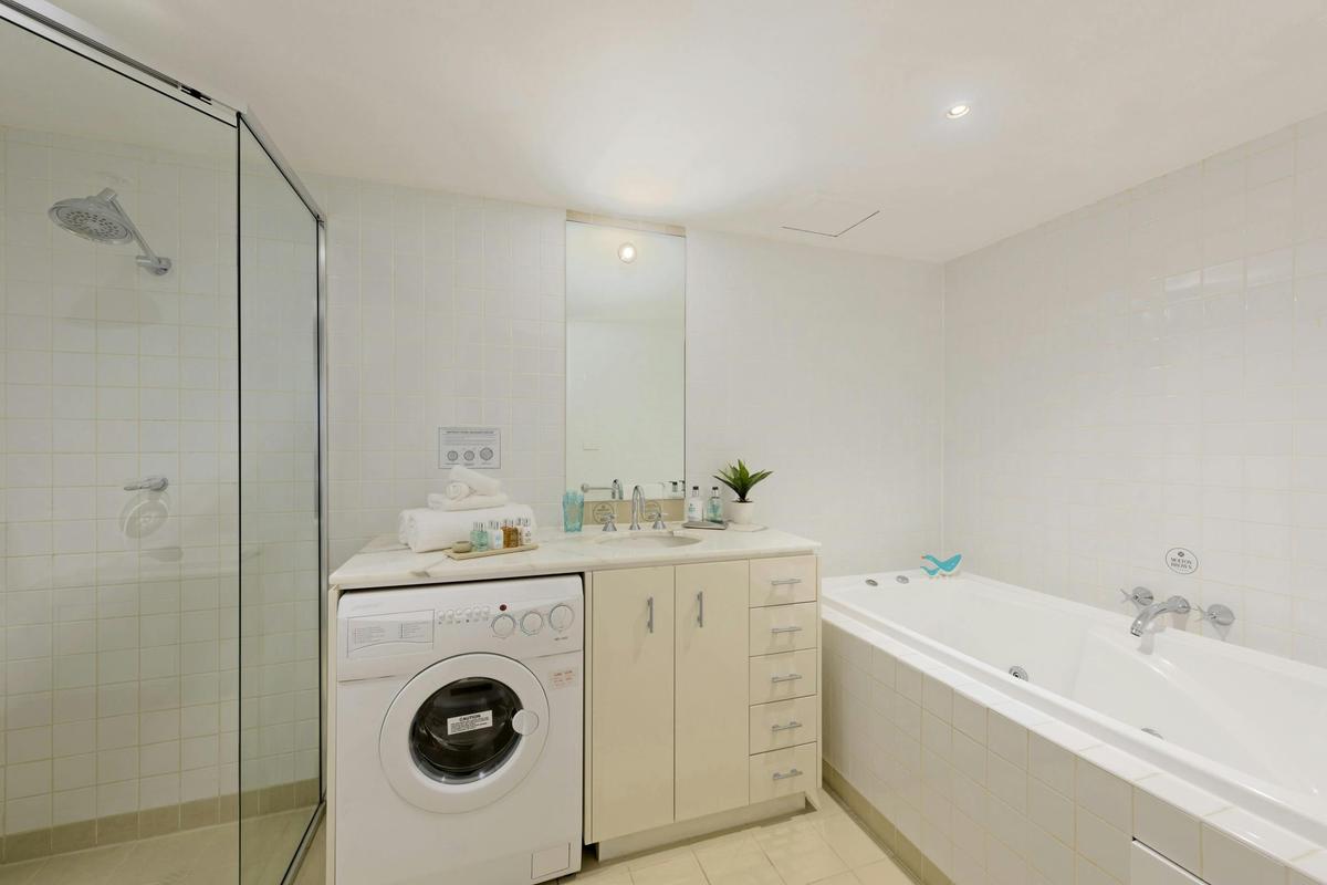 Shower, Spa Bath & Washing Machine/Dryer