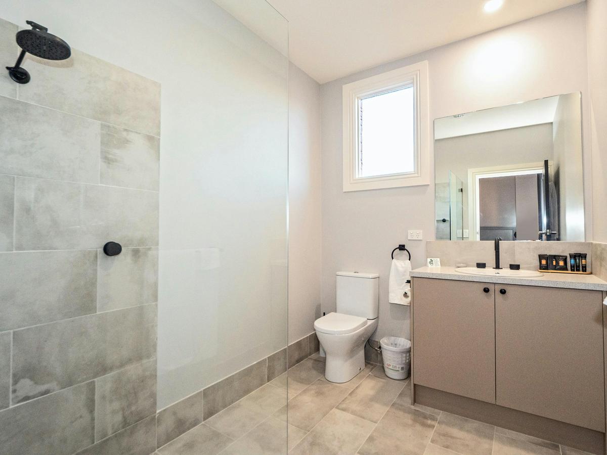 Telegraph Hotel, Numurkah Victoria - King Room, Ensuite - Bathroom