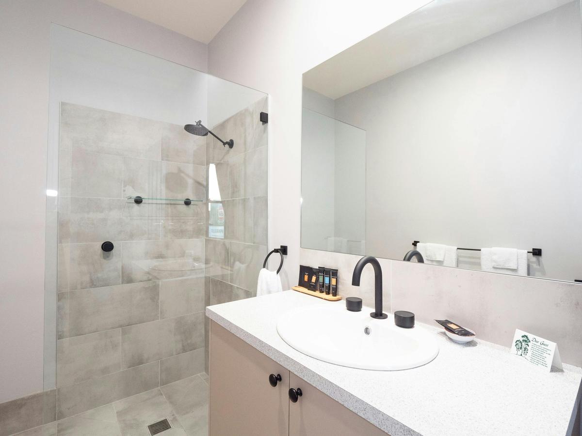 Telegraph Hotel, Numurkah Victoria - Family Room - Bathroom