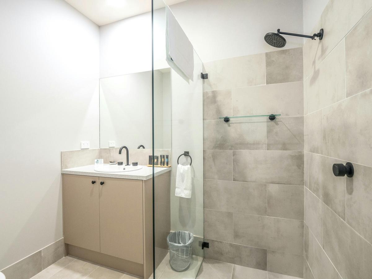 Telegraph Hotel, Numurkah Victoria - Queen Room, Ensuite - Bathroom