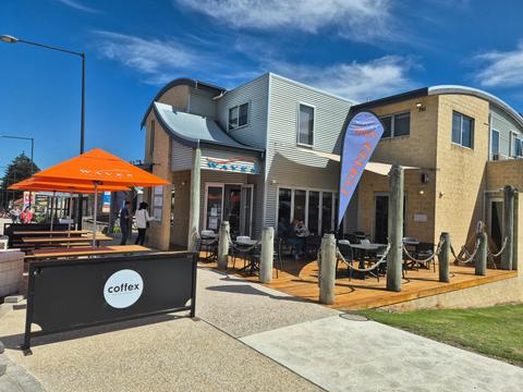 Waves Cafe, Bar and Restaurant