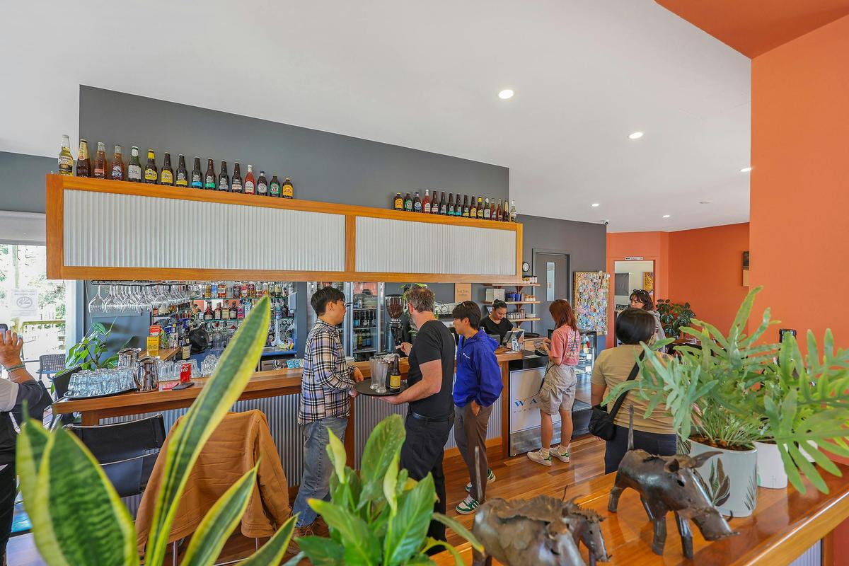 Waves Cafe, Bar and Restaurant