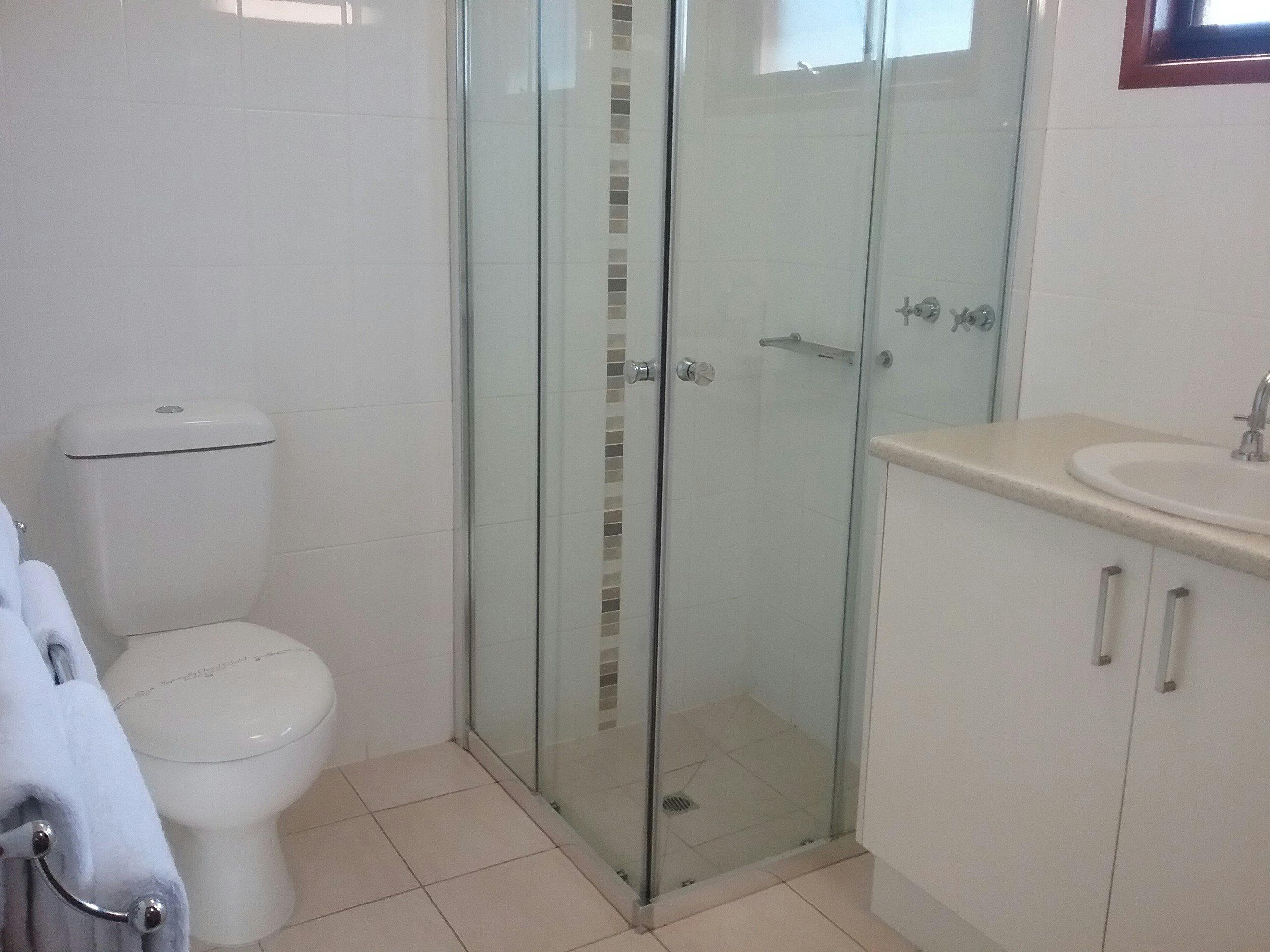 Bathroom Queen, Twin Share & Triple Rooms