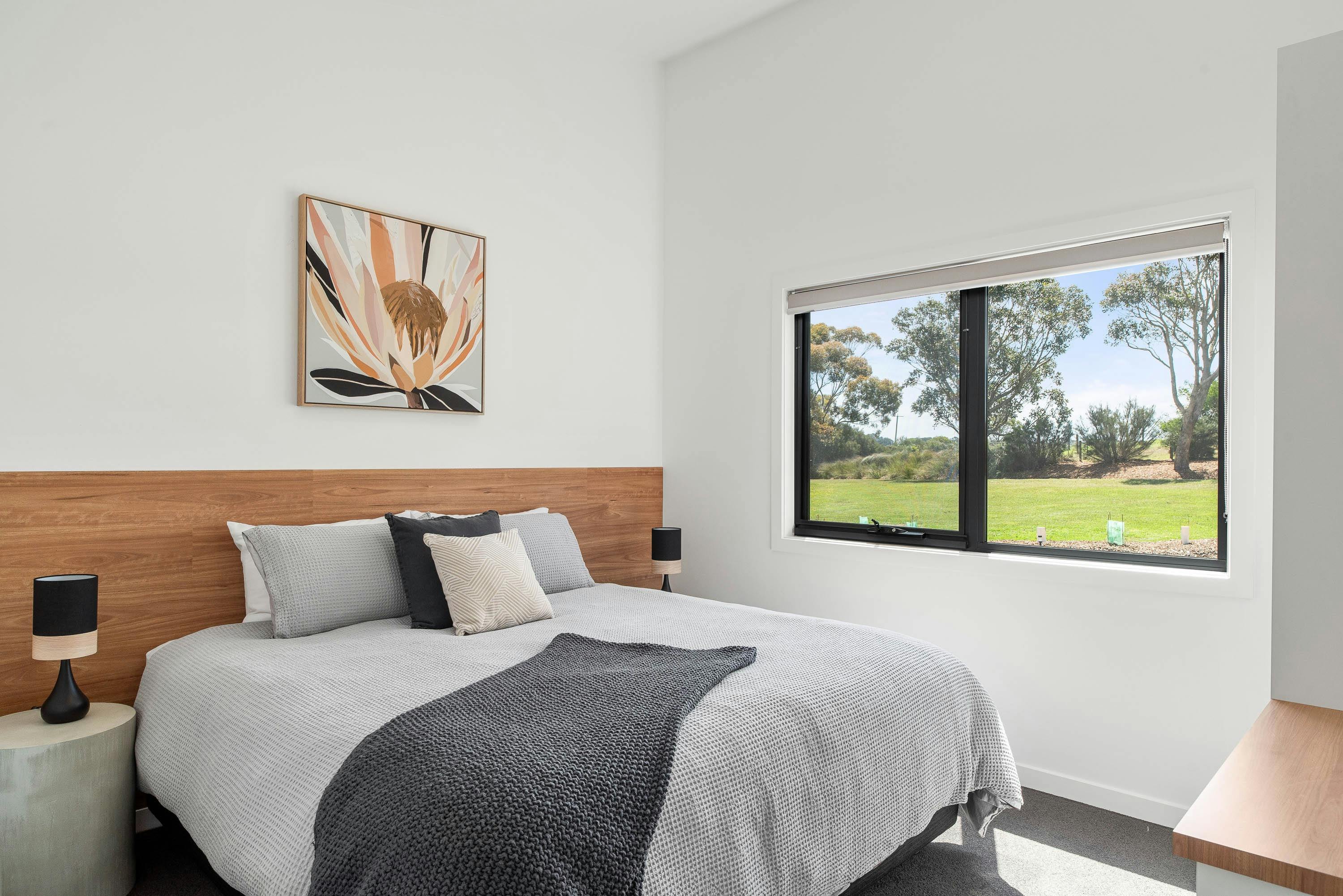 Acacia cabin, king bedroom