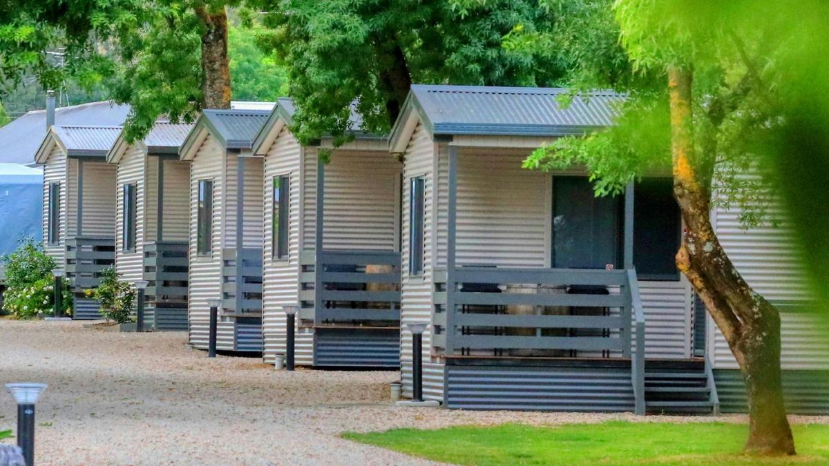 Valley View Caravan Park - Family Deluxe Cabin Retreats