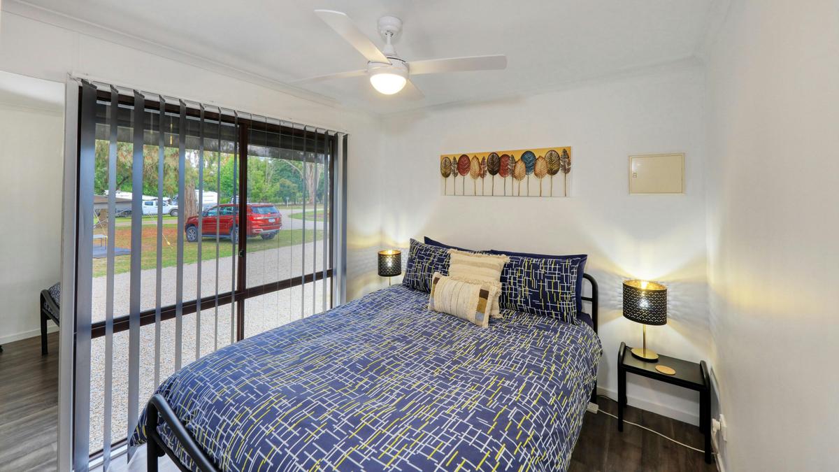 Delixe Cabin 1 bedroom - main bedroom queen bed