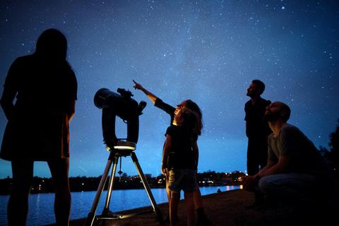 Stargazing tour group in Melbourne