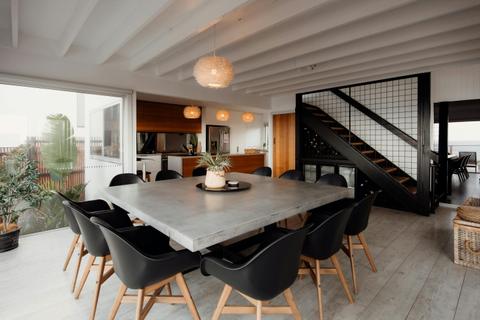 Waikiki - Beachfront Smiths Beach