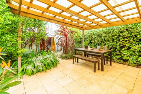 Outdoor Kitchen & Dining