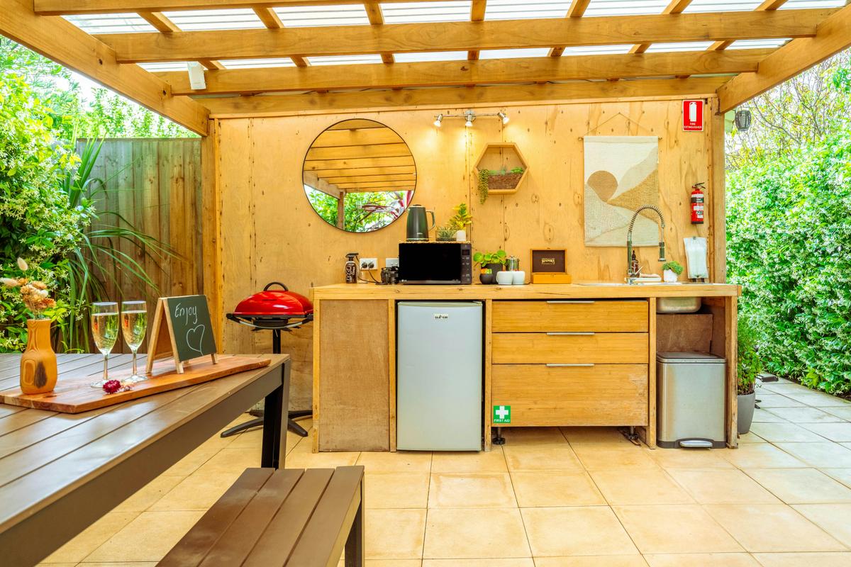 Outdoor Kitchenette and alfesco dining