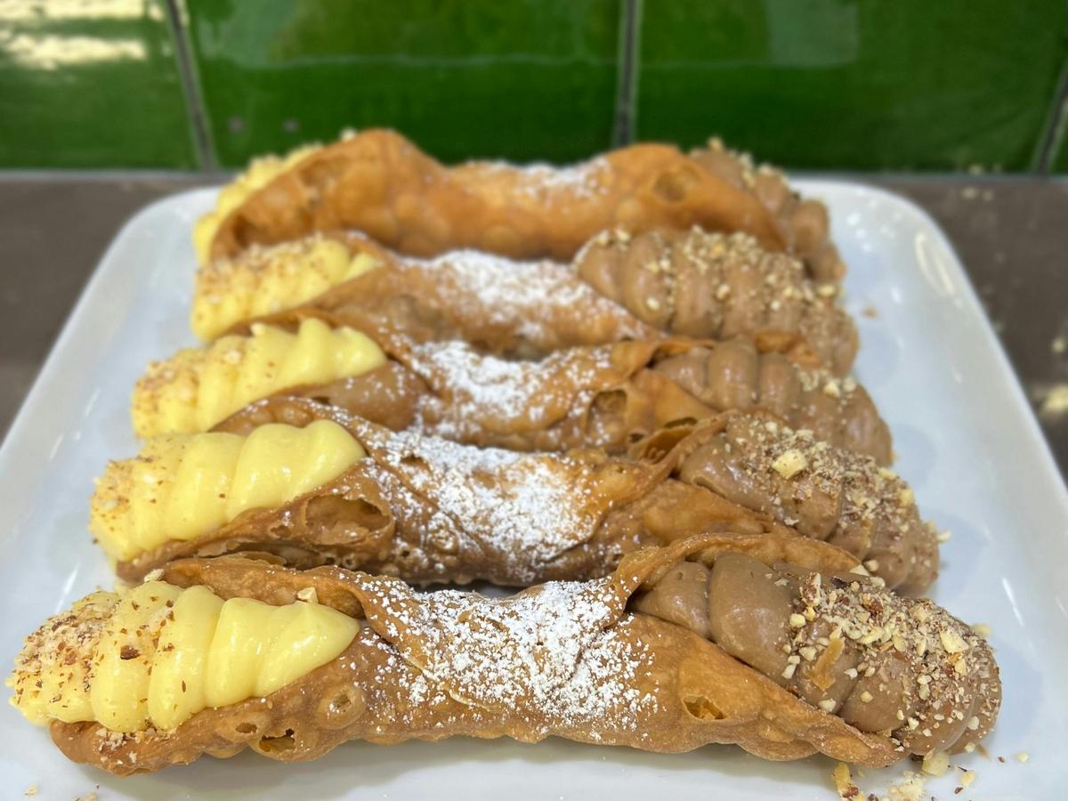 Cannoli alla crema pasticcera