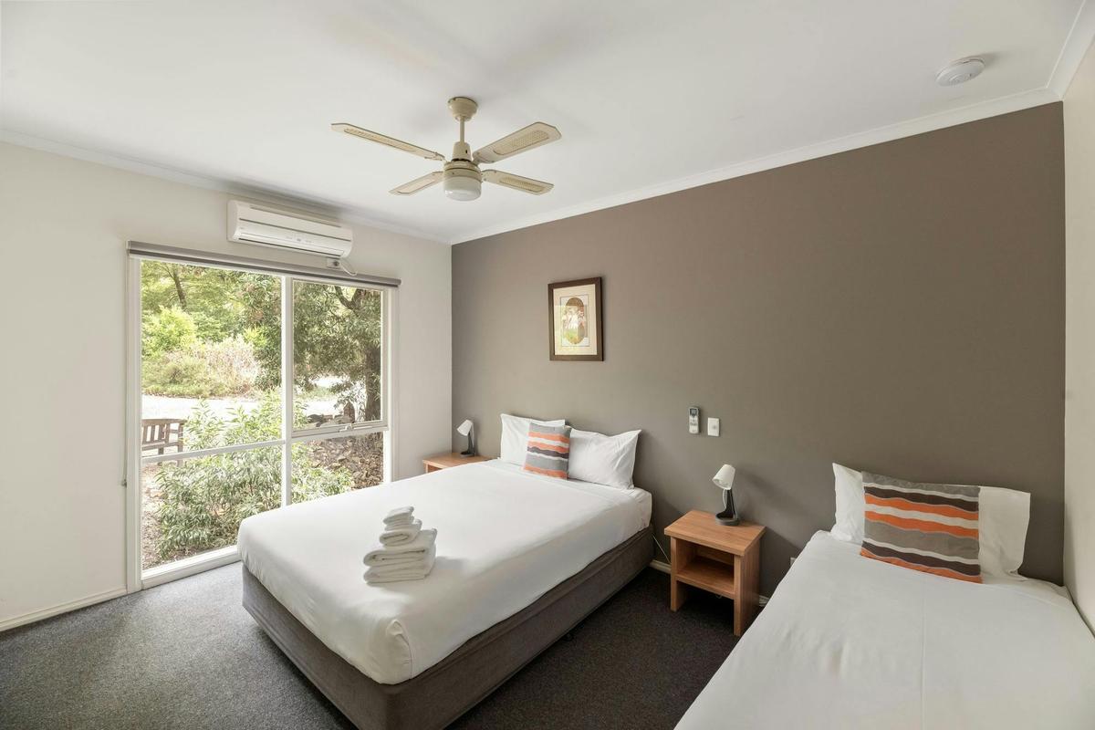 Twin guest room with queen bed, single bed and natural outlook