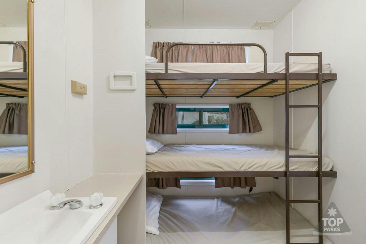 PET FRIENDLY CABIN 42 BUNKS