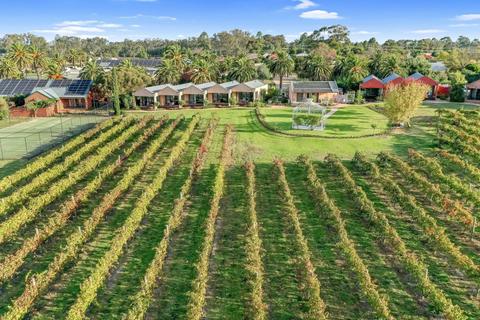 Tuileries Accommodation at De Bortoli Rutherglen