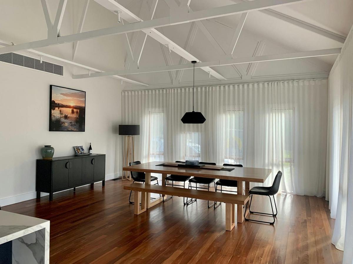 Yering Villa - Indoor Dining Area