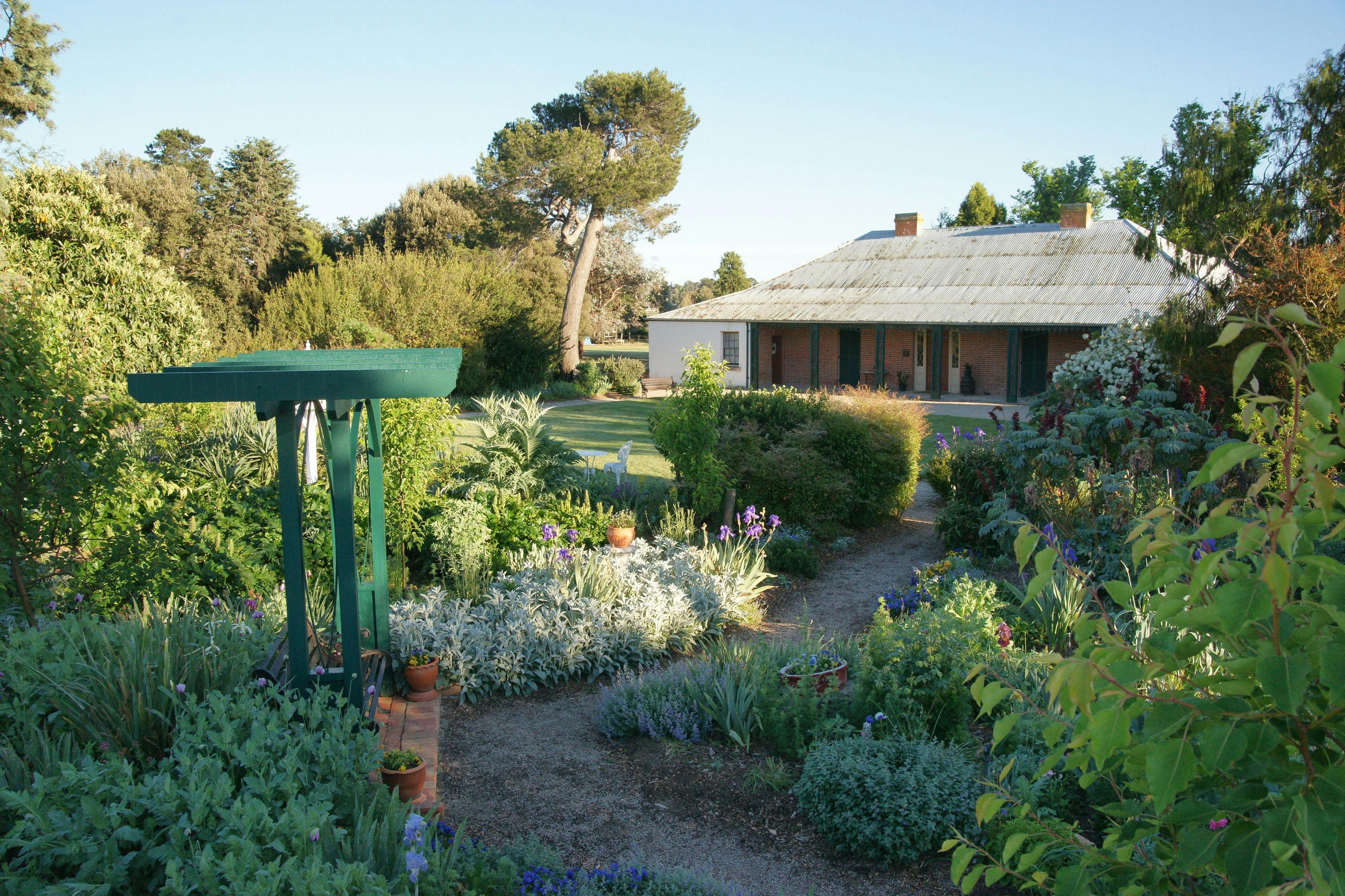 Riversdale Historic Homestead - Front garden