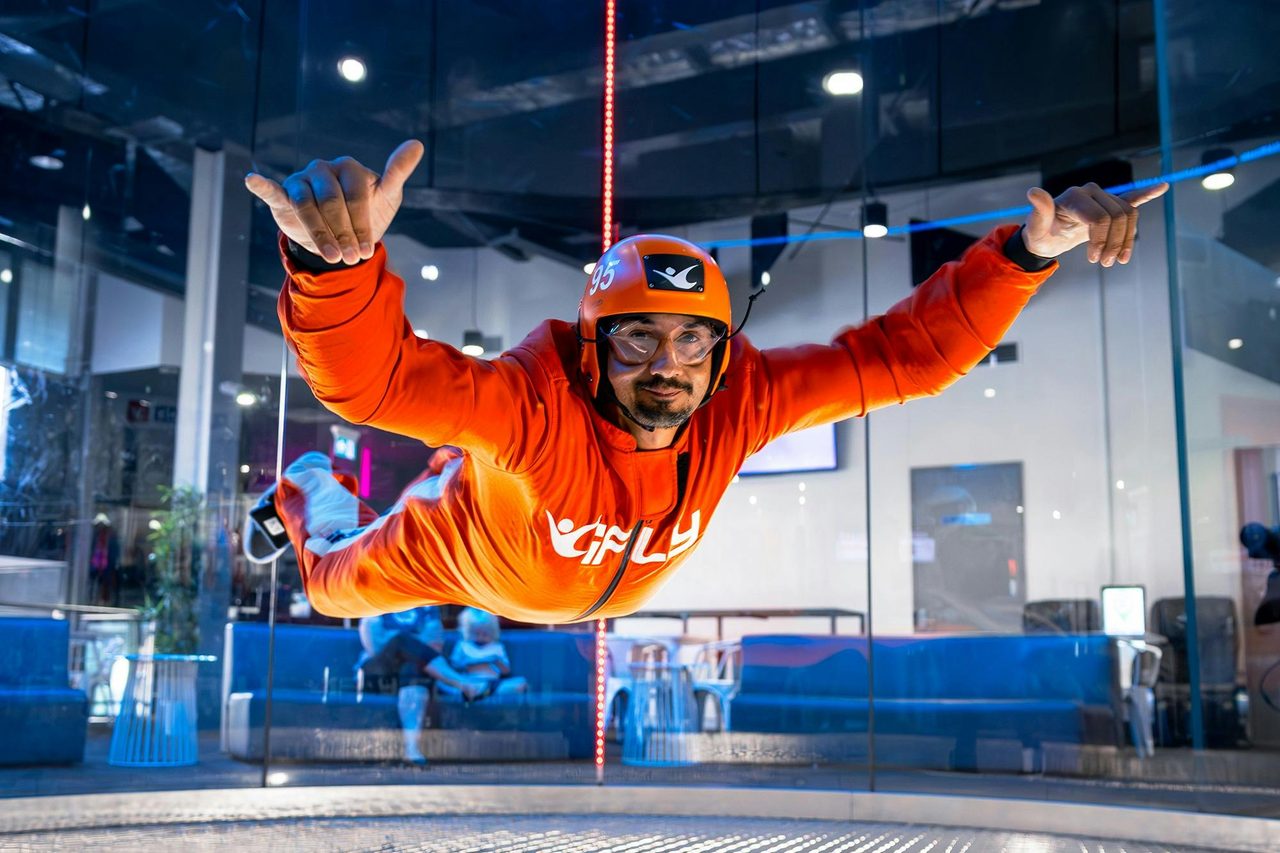 Adult male throws a shakka while flying