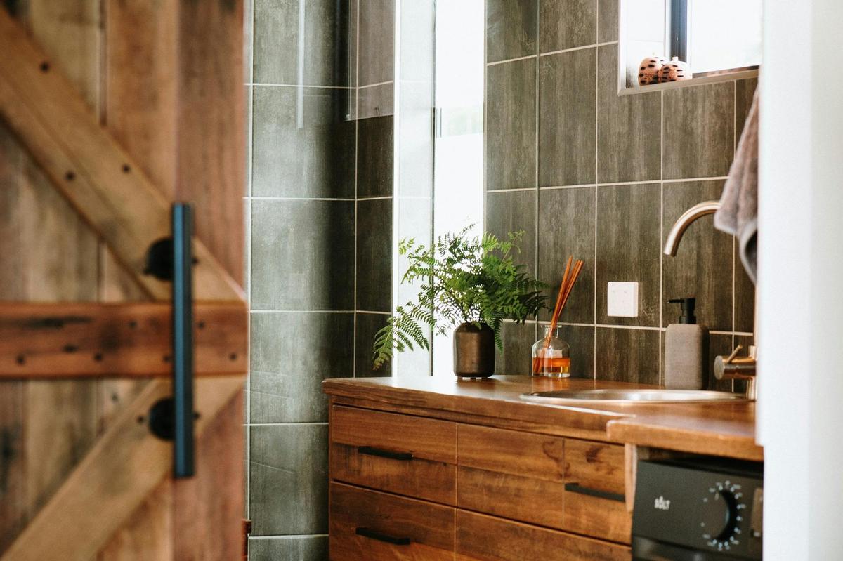 Modern bathroom with country-style finishes
