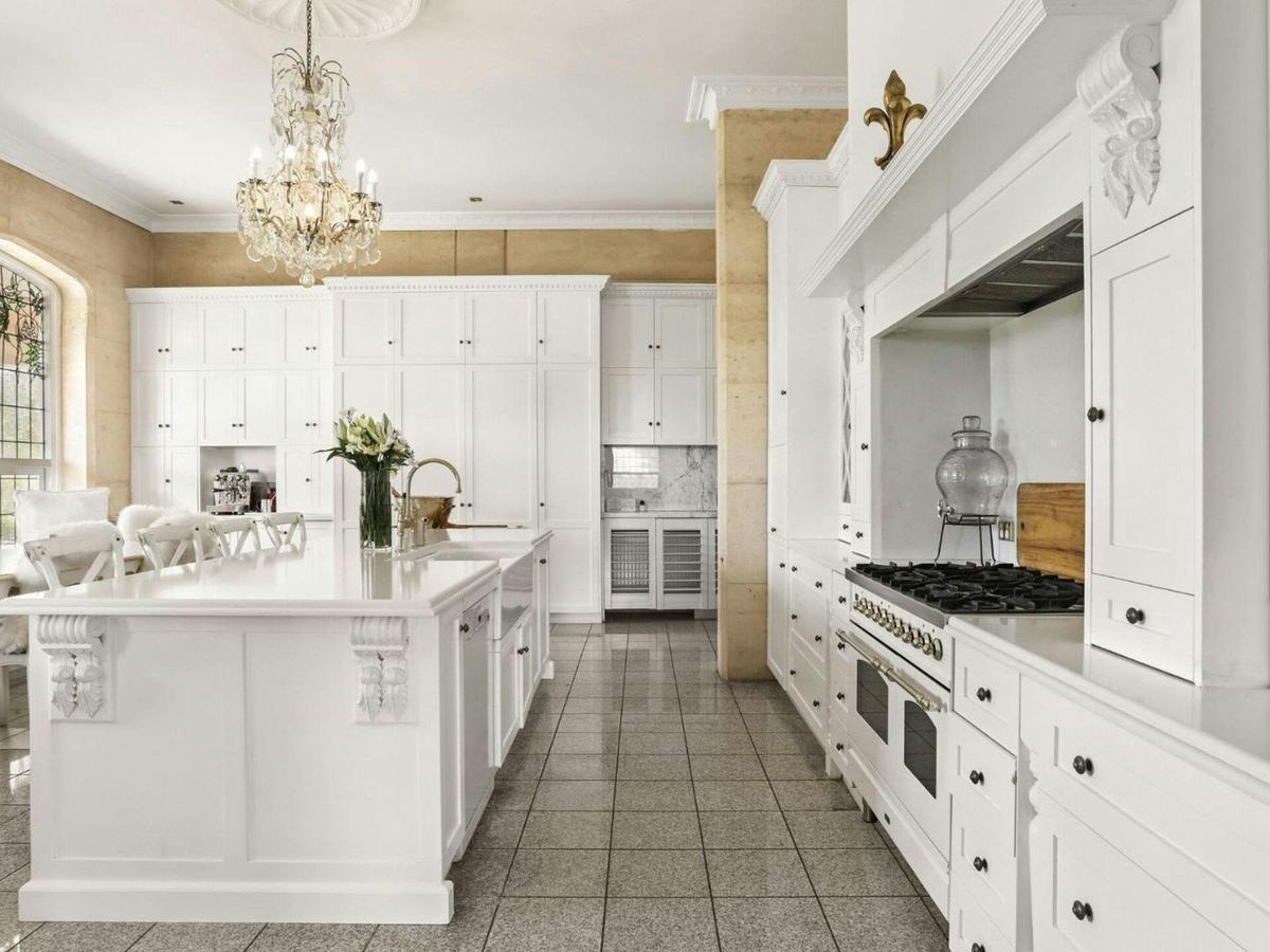 Chateau Bowral | Family style chefs kitchen | Dishwasher | Nespresso coffee pod machine | WiFi | Fri