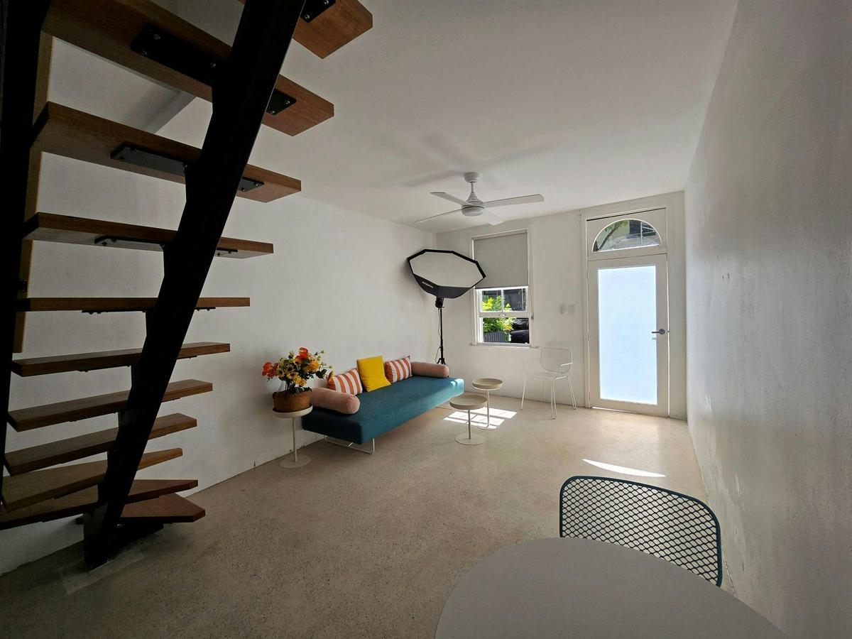 Gold-en Remedy Bar & Guesthouse - Living