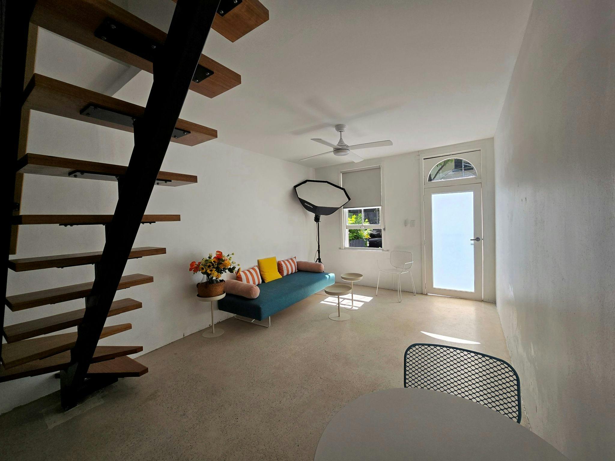 Gold-en Remedy Bar & Guesthouse - Living