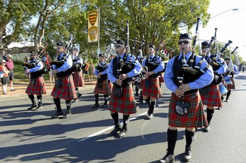 Pipebands on Parade - Maclean Street March