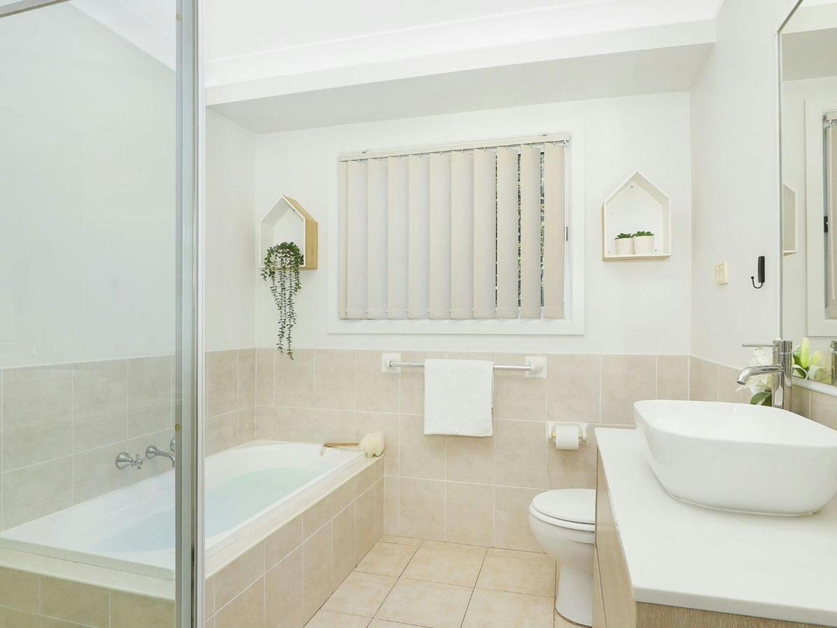 Sagewood Sands | Bathroom | Bath | Shower | Bodywash | Shampoo | Conditioner | Hairdryer | Hair stra