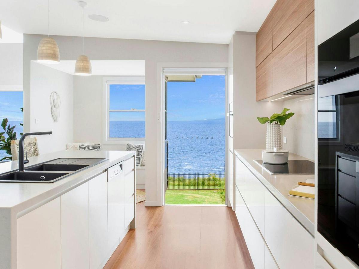 Salt n Sol | Upstairs chefs kitchen | Breaklfast bar | Oven | Induction cooktop | Dishwasher | WiFi 