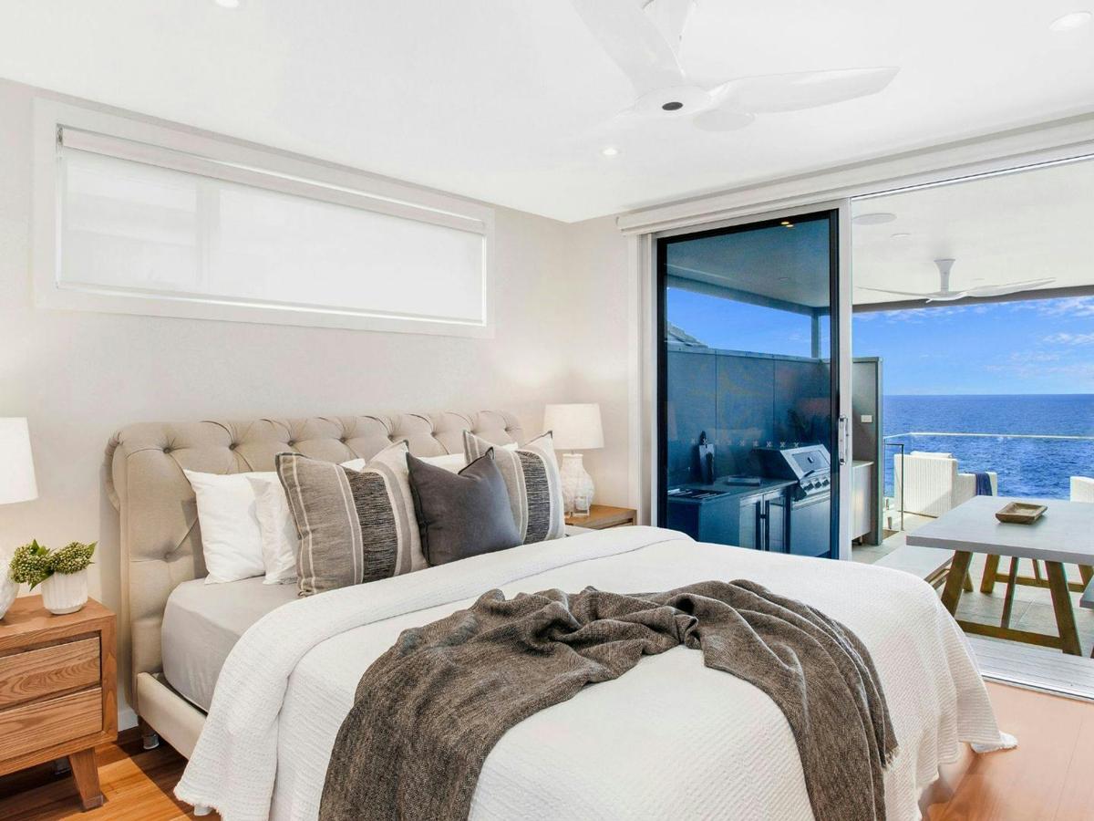 Salt n Sol | Upstairs bedroom 1 | Queen | Ceiling fan | Ensuite | Walk in robe | WiFi | Covered BBQ 