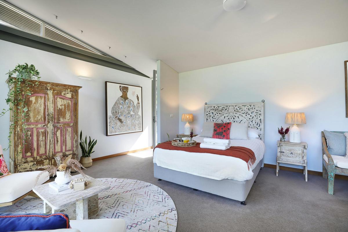 The Birds Nest Queen Bed