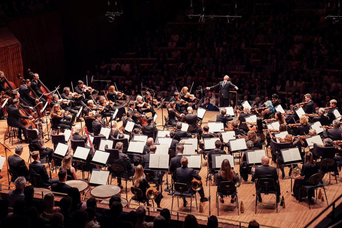 AWO: Stravinksy, Mills and Shostakovich