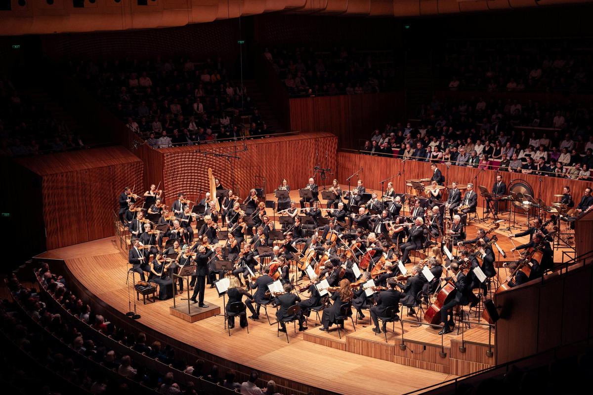 AWO: Stravinksy, Mills and Shostakovich
