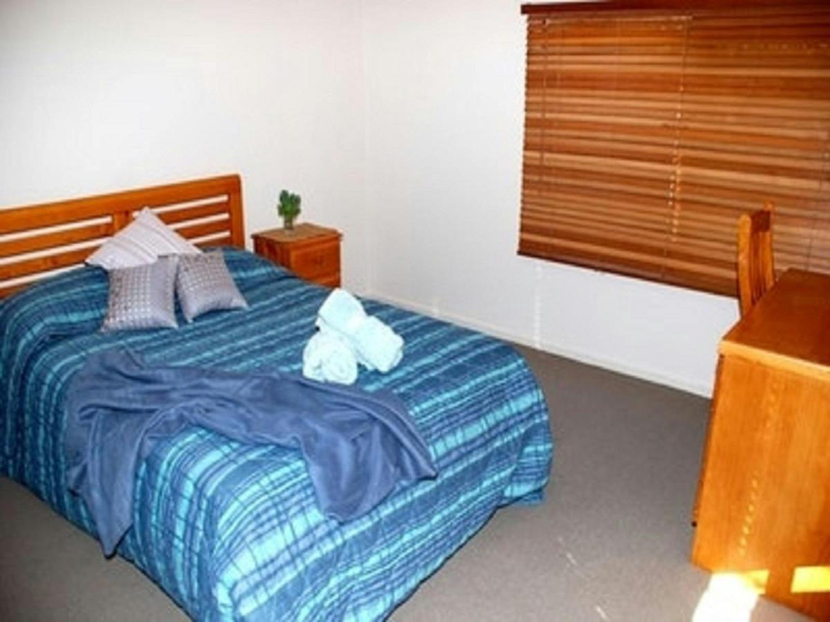 Five bedroom 2 bathroom apartment