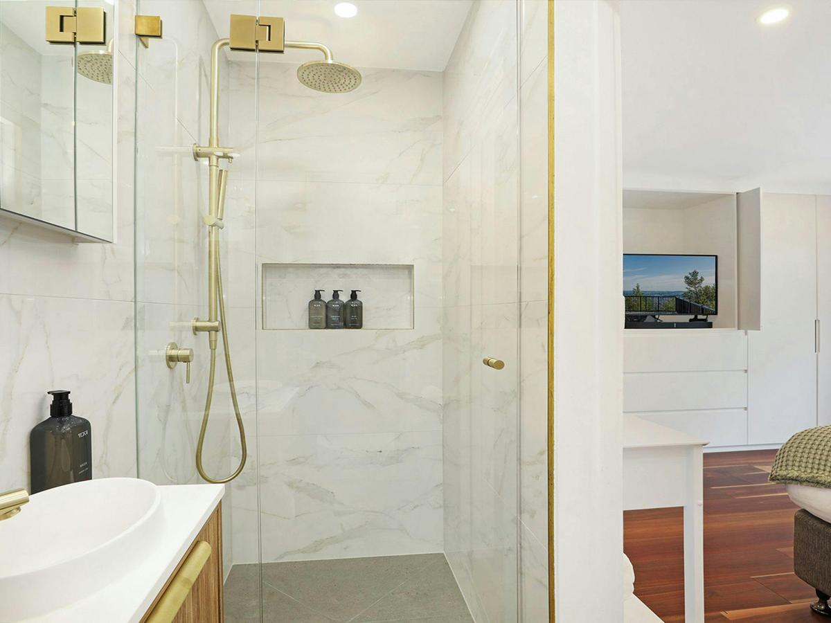 Arcadia Cottage | Bedroom 1 ensuite with shower and toilet 