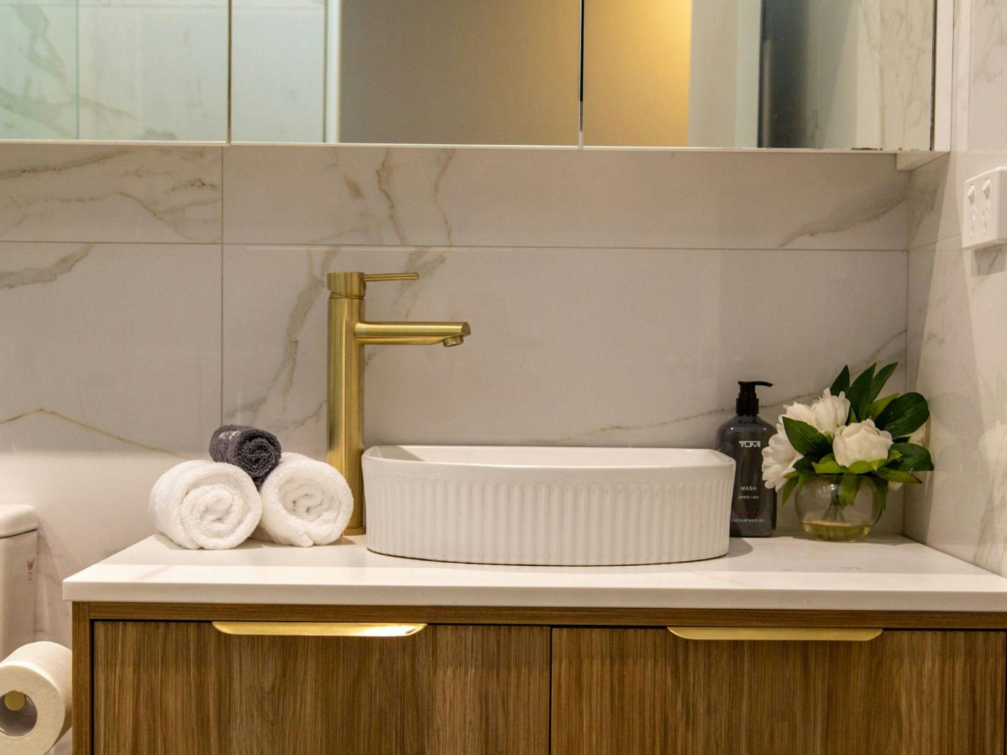 Arcadia Cottage | Main bathroom with bath and shower