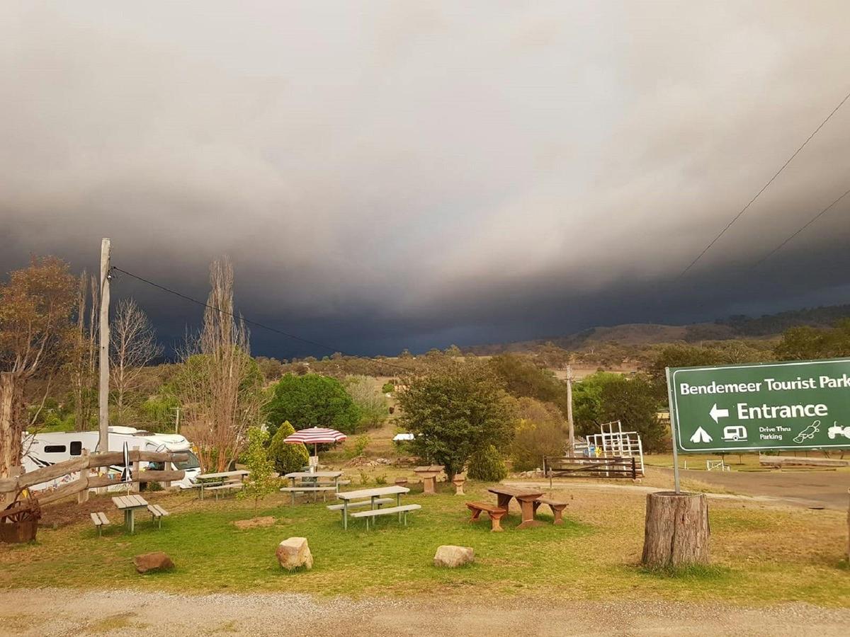 Outdoor dining at Bendemeer Tourist Park