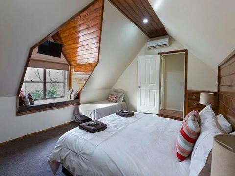 Gold Leaf Room (1K & 1S bed) bathroom with spa bath