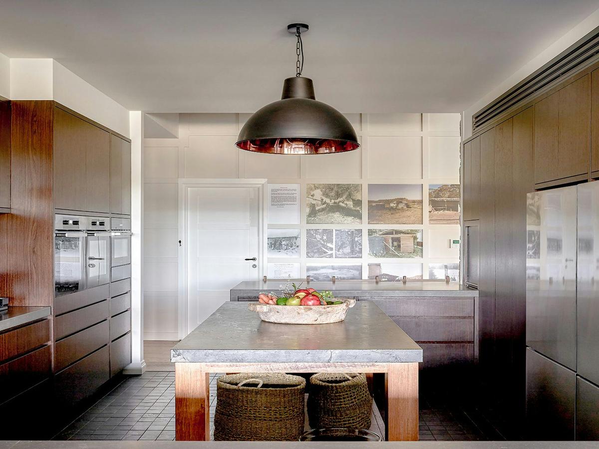 Grants | Chef's kitchen | Double oven | Microwave | Dishwasher | Coffee machine