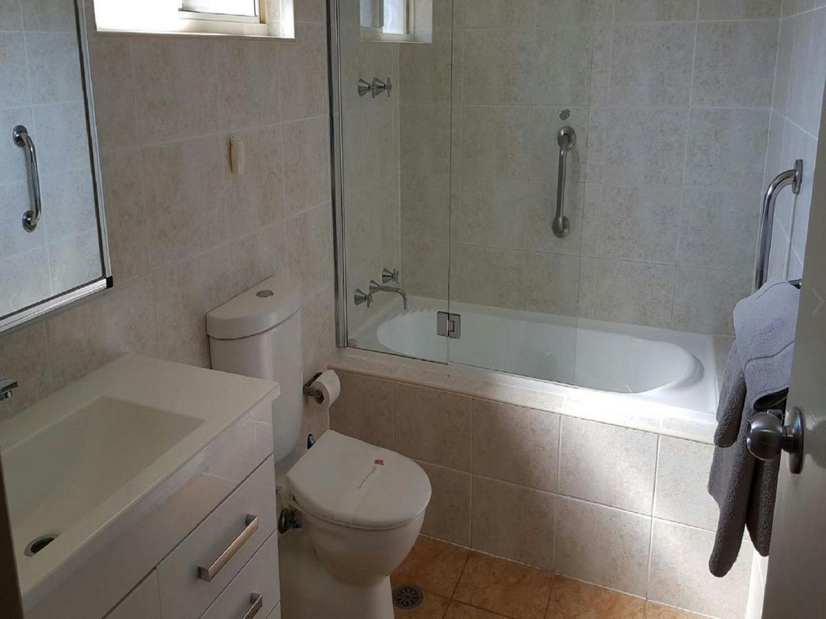 Executive Queen Room Bathroom