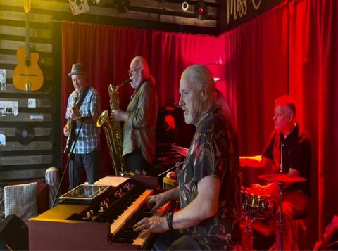 Jr and the Jewel-Tones Live at Club Jamberoo