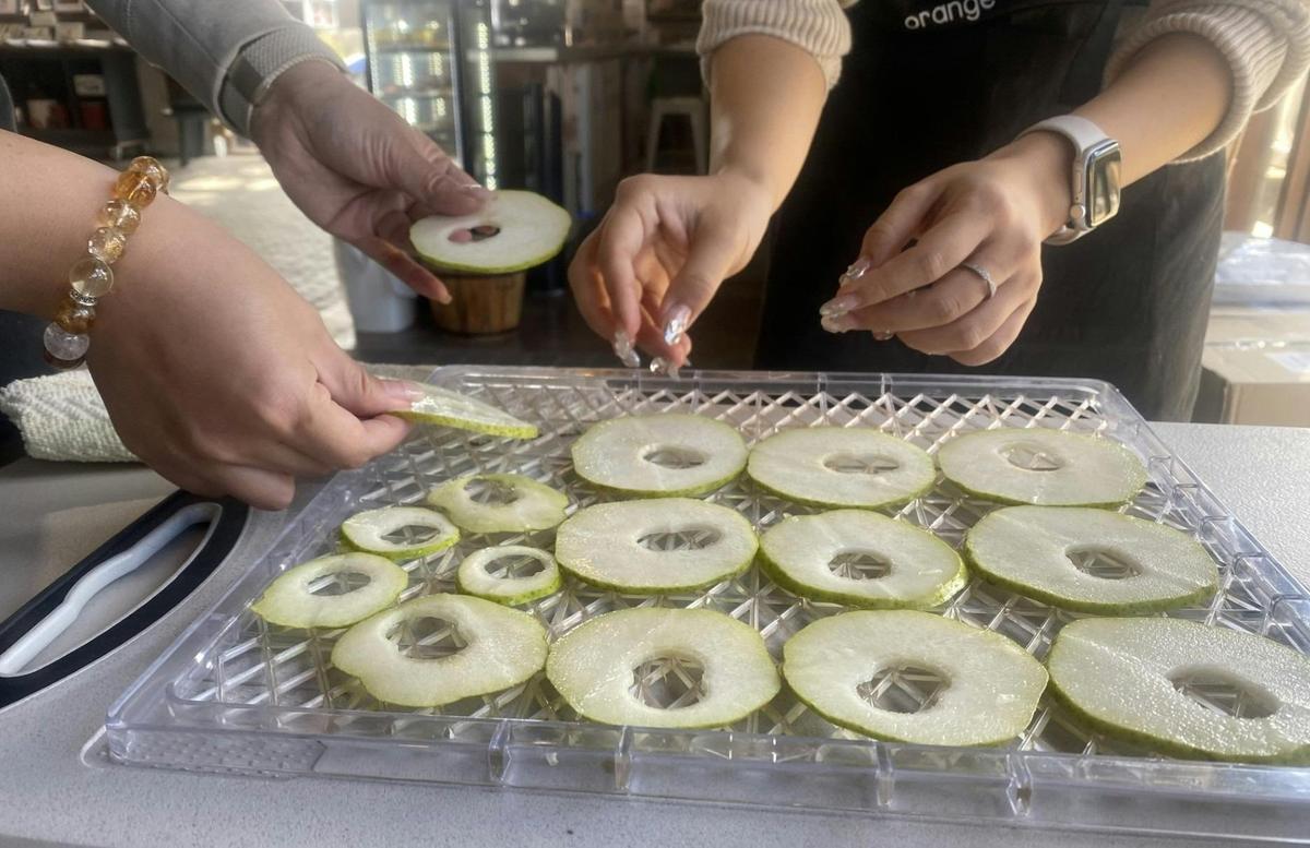 arranging apple slices on tray