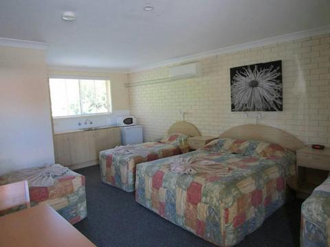 Family Room (1 Queen & 3 single beds)