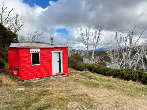 Valentines Hut was built for the Snowy Hydro Authority in 1950 to house surveyors and scientists.